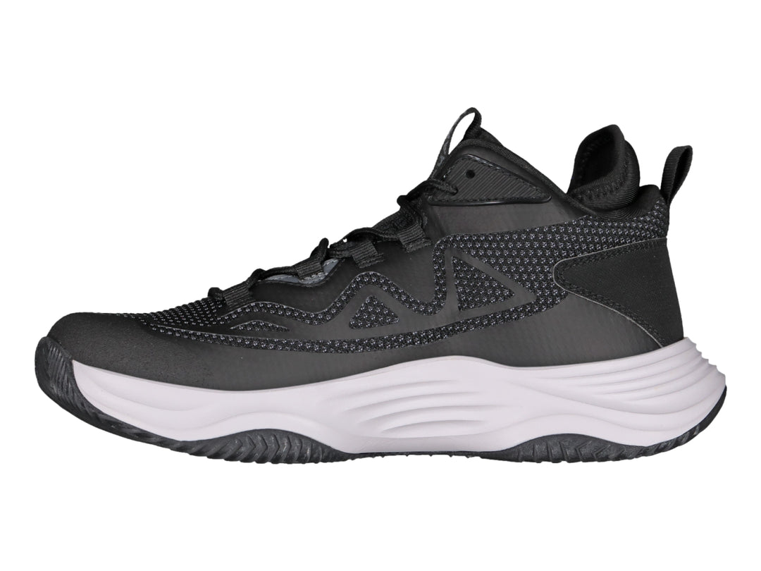 Tenis de baloncesto Charly color negro con suela blanca y detalles en malla gris.
