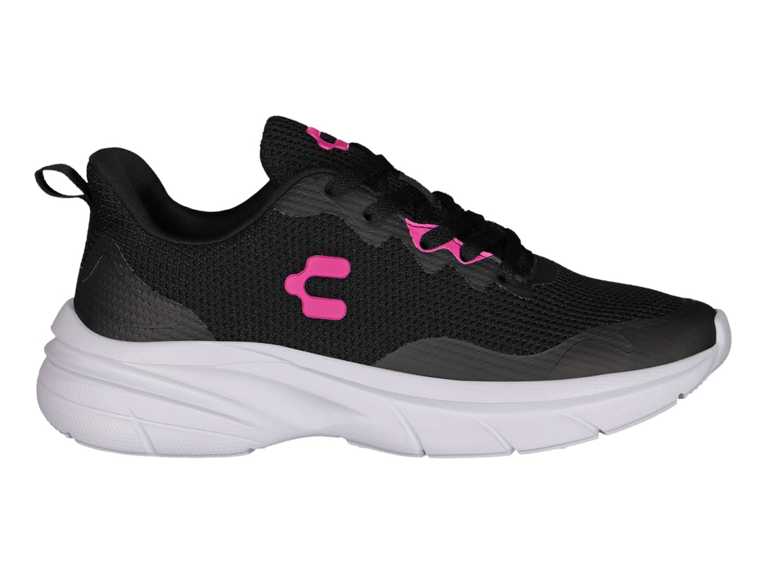 Tenis deportivos Charly color negro con detalles en fucsia y suela gruesa de color blanco.