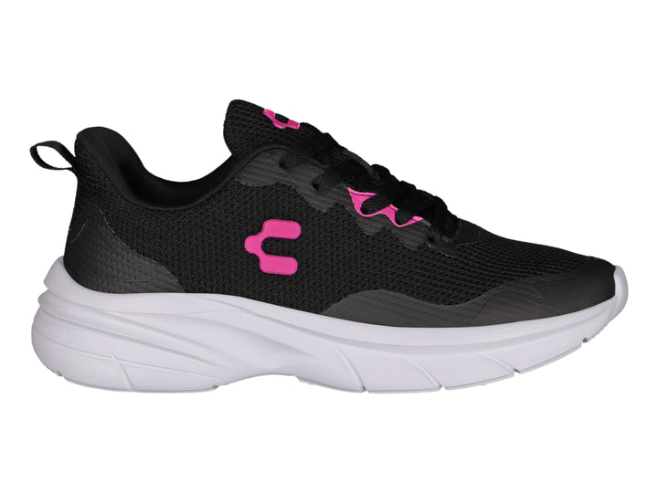 Tenis deportivos Charly color negro con detalles en fucsia y suela gruesa de color blanco.