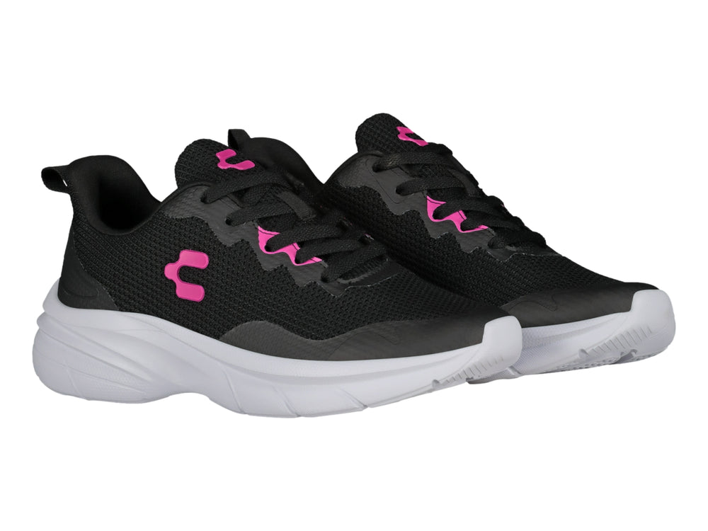 Tenis deportivos Charly color negro con detalles en fucsia y suela gruesa de color blanco.