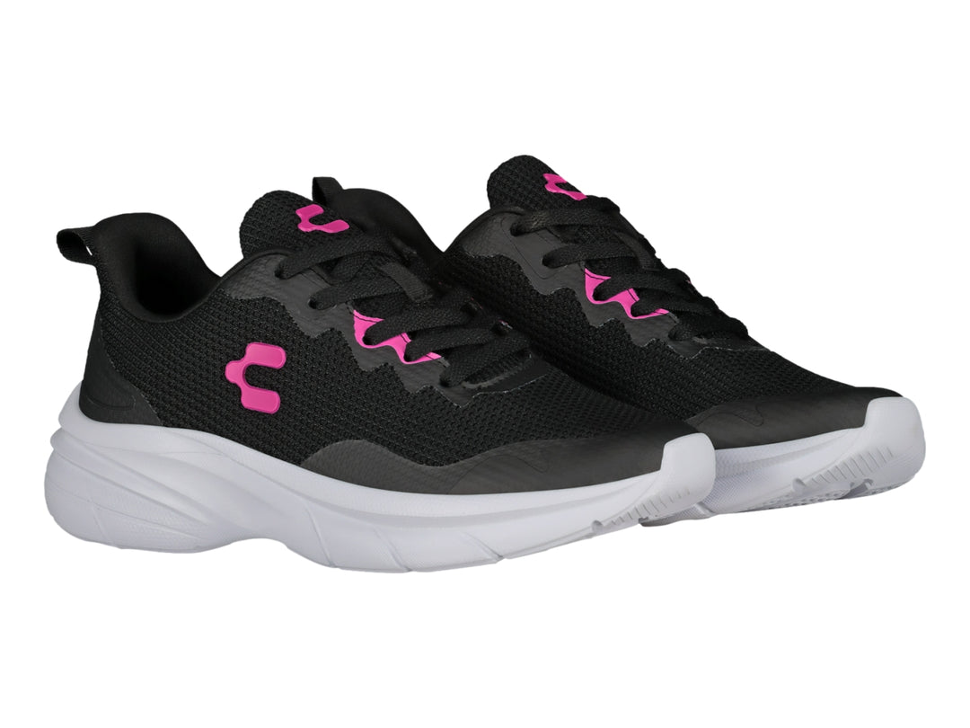 Tenis deportivos Charly color negro con detalles en fucsia y suela gruesa de color blanco.