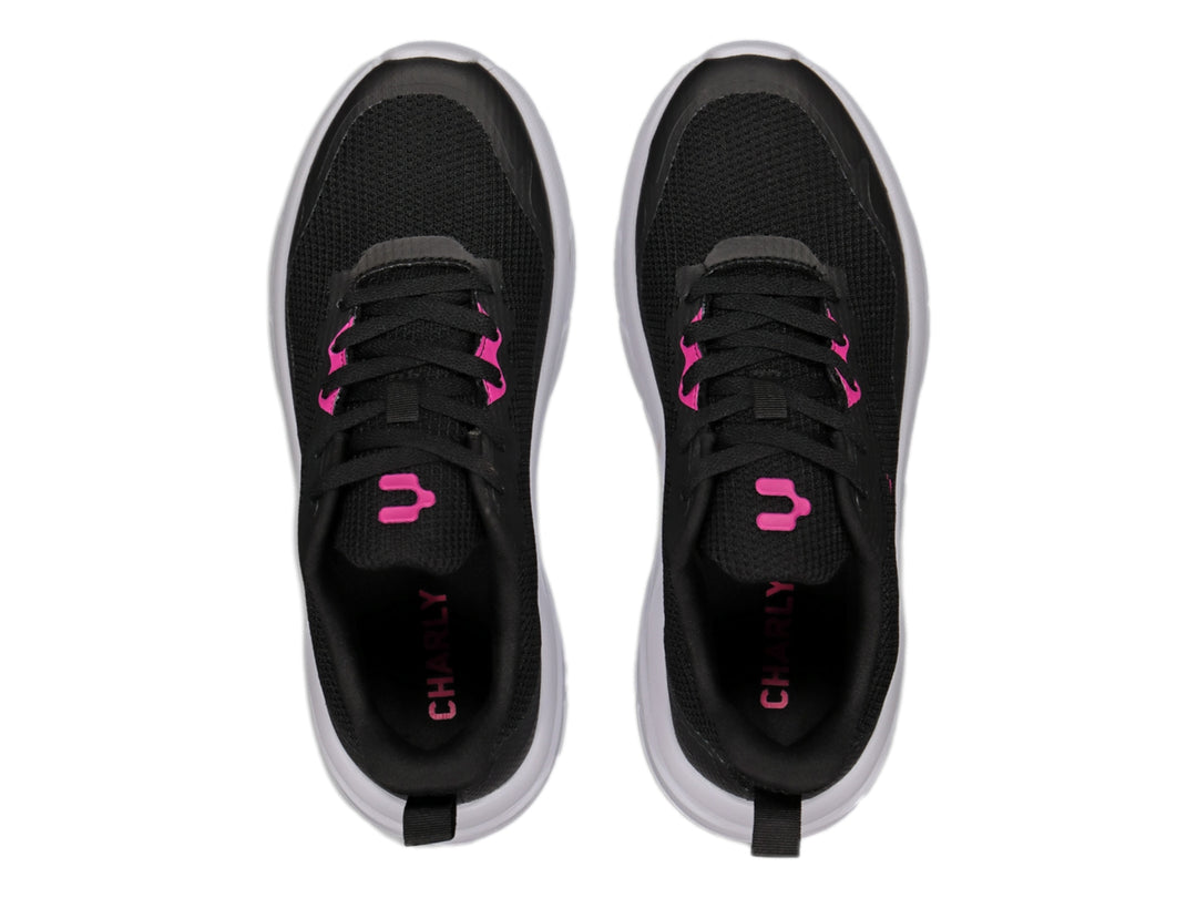 Tenis deportivos Charly color negro con detalles en fucsia y suela gruesa de color blanco.