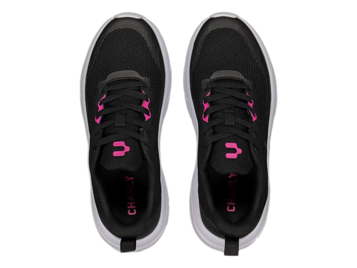 Tenis deportivos Charly color negro con detalles en fucsia y suela gruesa de color blanco.