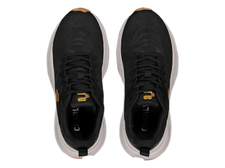 Tenis deportivos Charly color negro con suela blanca y logotipo dorado.
