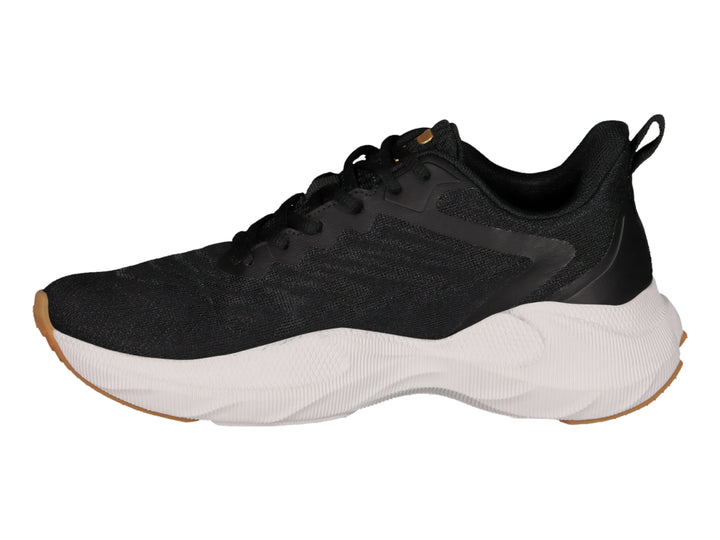 Tenis deportivos Charly color negro con suela blanca y logotipo dorado.