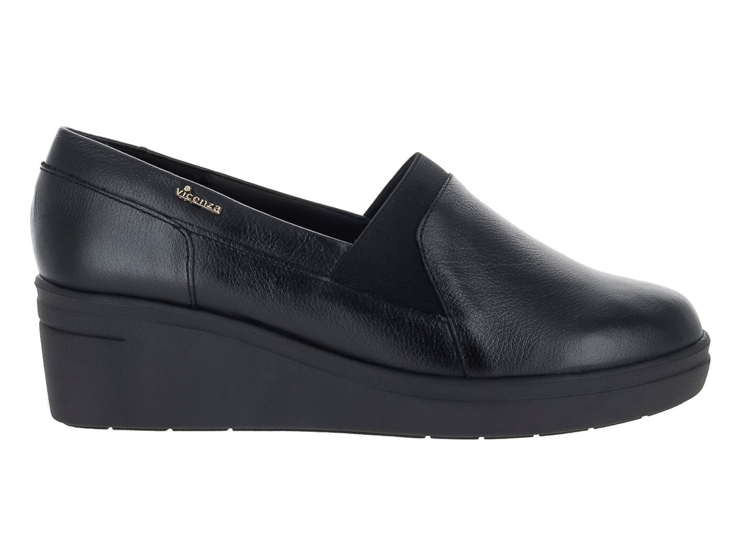 Zapato negro de mujer marca Vicenza con plataforma y diseño cerrado tipo slip-on.
