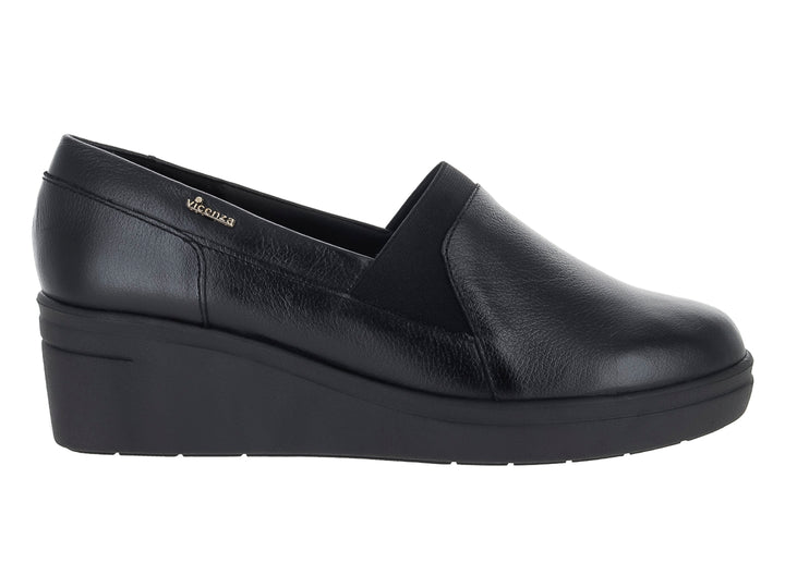 Zapato negro de mujer marca Vicenza con plataforma y diseño cerrado tipo slip-on.