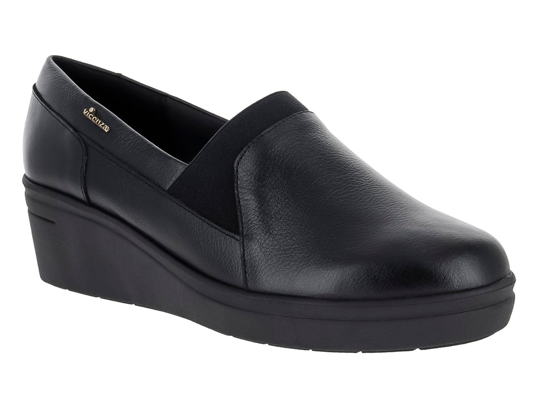 Zapato negro de mujer marca Vicenza con plataforma y diseño cerrado tipo slip-on.