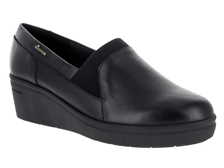 Zapato negro de mujer marca Vicenza con plataforma y diseño cerrado tipo slip-on.