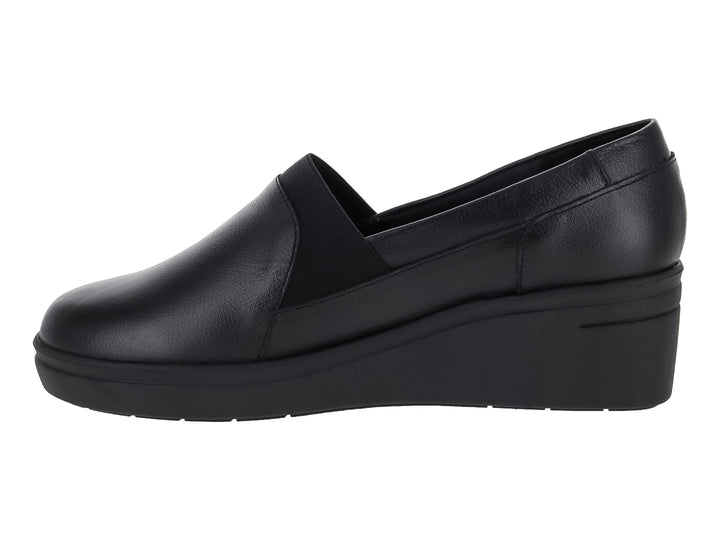Zapato negro de mujer marca Vicenza con plataforma y diseño cerrado tipo slip-on.