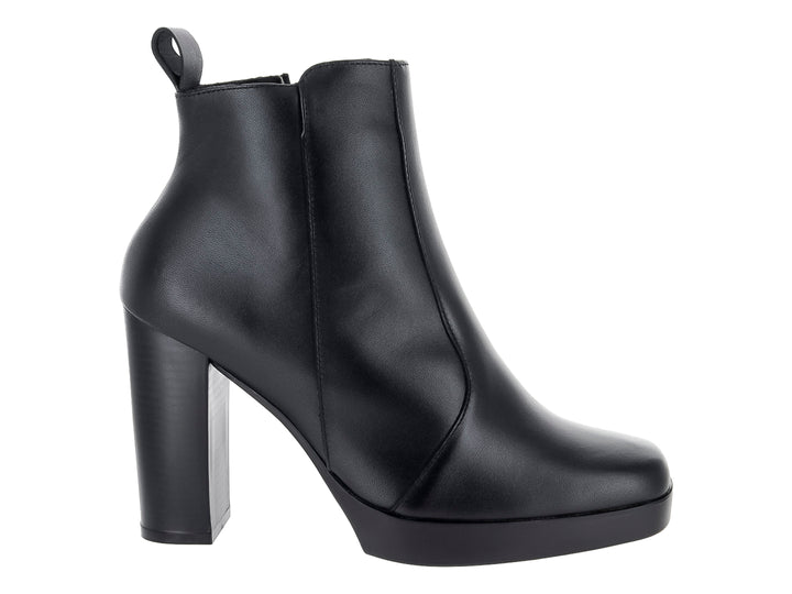 Botín de cuero negro para mujer con tacón cuadrado y plataforma, diseño liso y elegante.