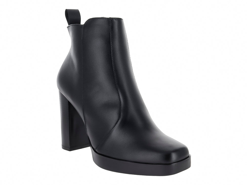 Botín de cuero negro para mujer con tacón cuadrado y plataforma, diseño liso y elegante.