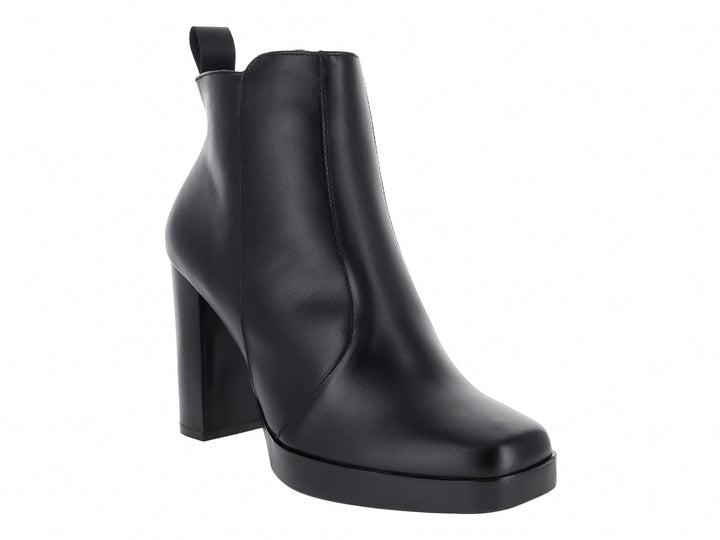 Botín de cuero negro para mujer con tacón cuadrado y plataforma, diseño liso y elegante.