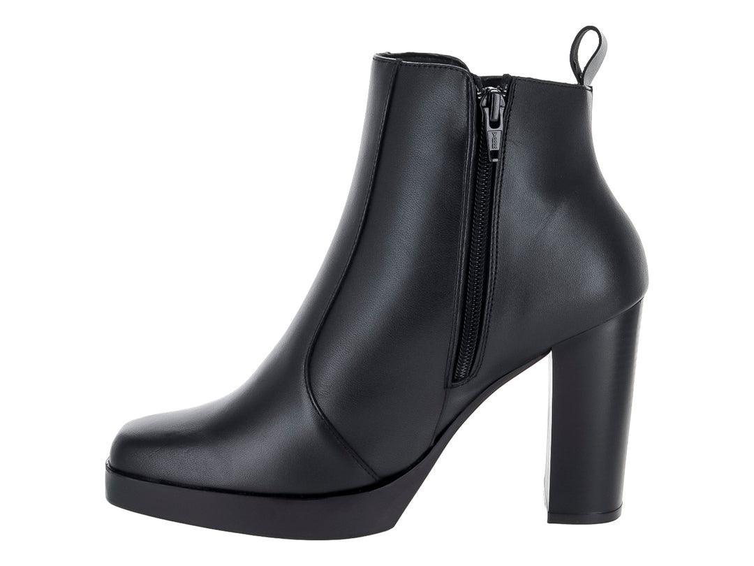 Botín de cuero negro para mujer con tacón cuadrado y plataforma, diseño liso y elegante.