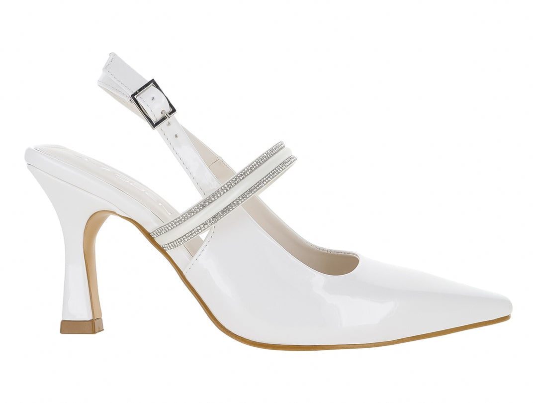 Zapato de tacón blanco con punta fina y correas adornadas con cristales brillantes.