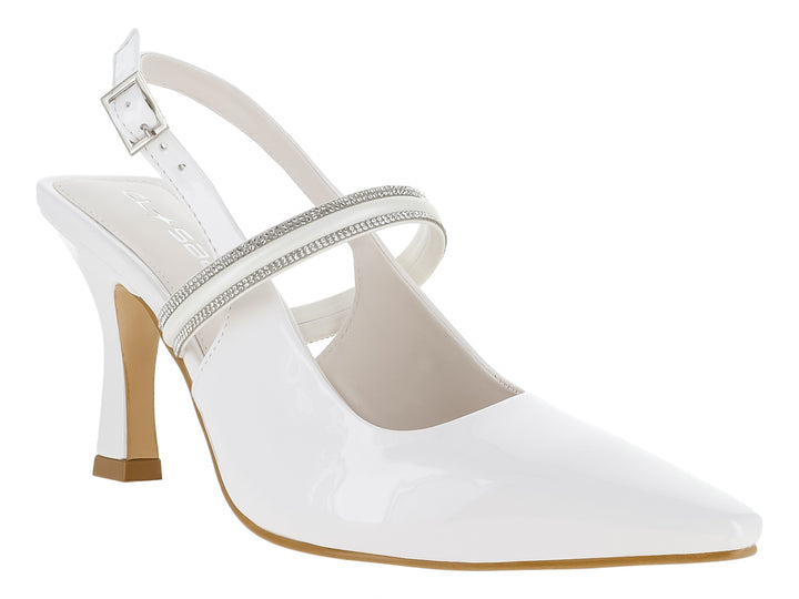 Zapato de tacón blanco con punta fina y correas adornadas con cristales brillantes.
