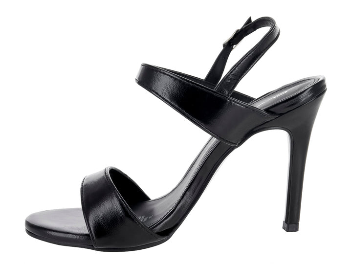 Sandalia de tacón alto color negro con correas y hebilla ajustable.