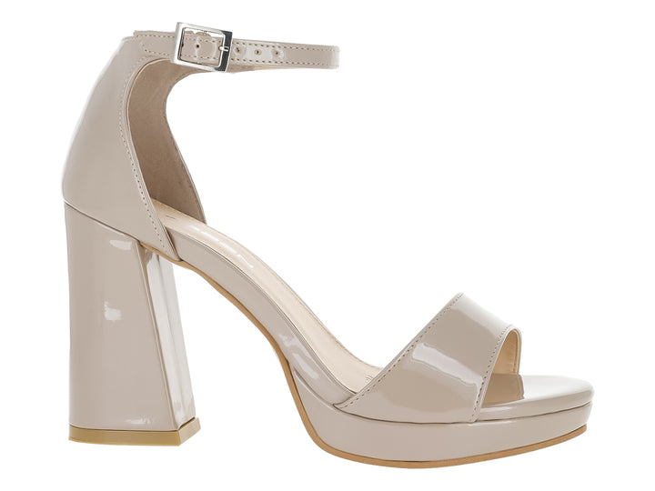 Sandalia de tacón alto y plataforma en color taupe brillante con correa ajustable al tobillo para mujer.