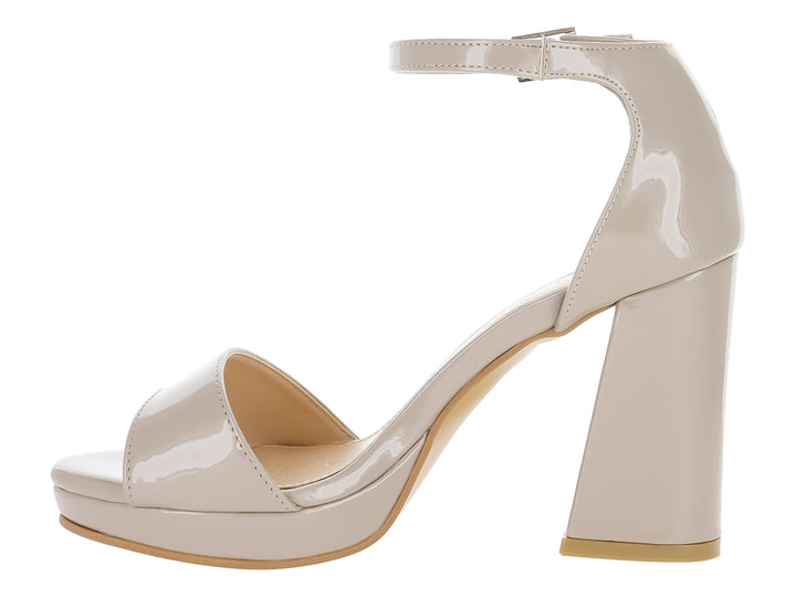 Sandalia de tacón alto y plataforma en color taupe brillante con correa ajustable al tobillo para mujer.
