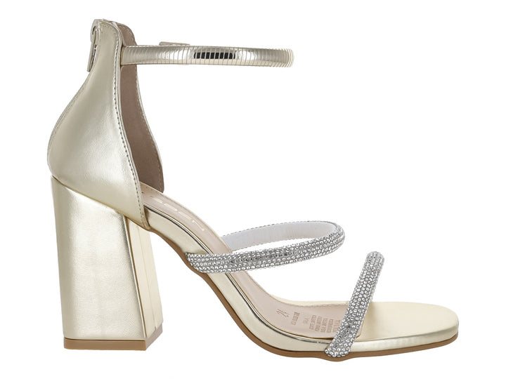 Sandalia elegante color oro con tacón cuadrado y tiras decoradas con brillantes plateados.