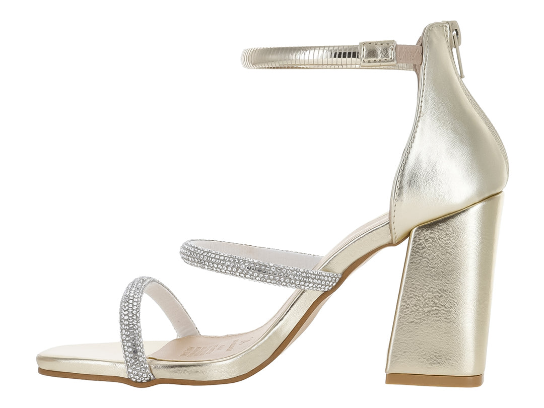 Sandalia elegante color oro con tacón cuadrado y tiras decoradas con brillantes plateados.