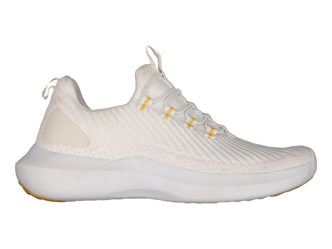 Tenis deportivos Charly de color blanco con detalles en dorado, diseño tejido y suela blanca.