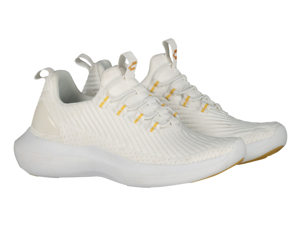 Tenis deportivos Charly de color blanco con detalles en dorado, diseño tejido y suela blanca.