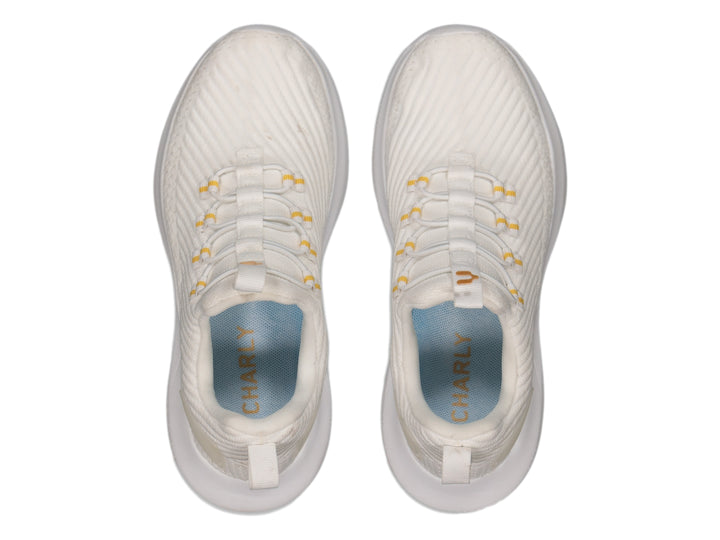 Tenis deportivos Charly de color blanco con detalles en dorado, diseño tejido y suela blanca.