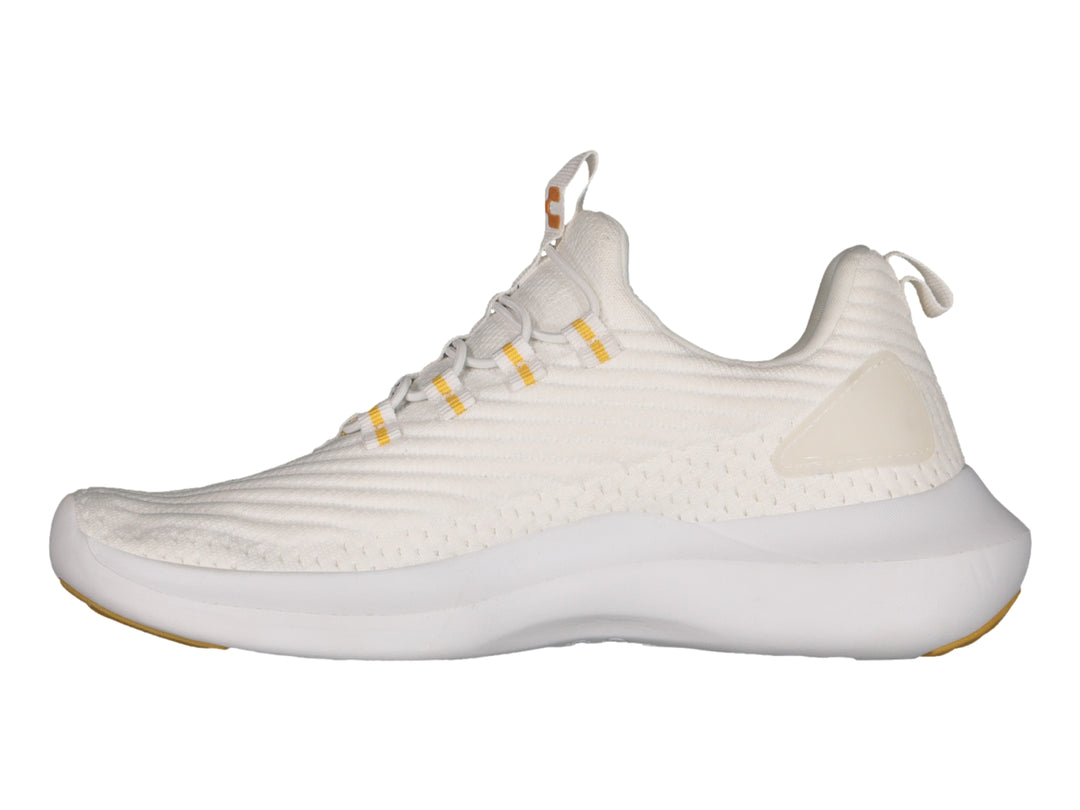 Tenis deportivos Charly de color blanco con detalles en dorado, diseño tejido y suela blanca.