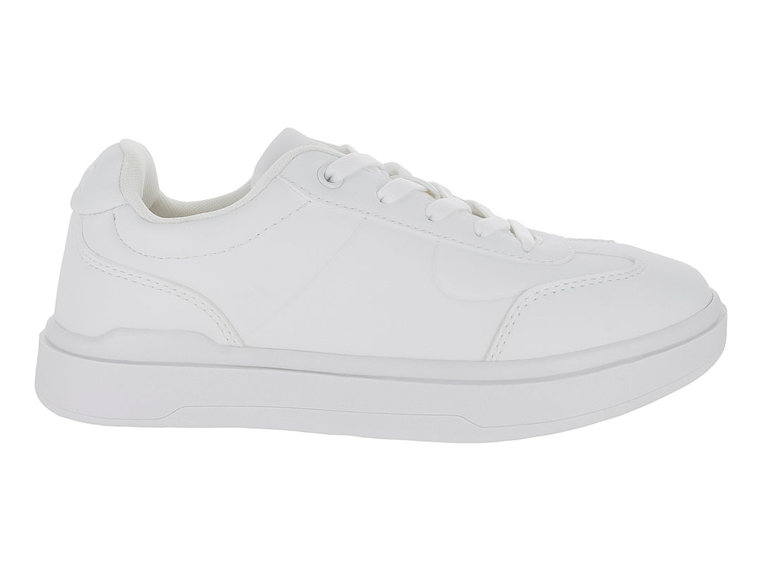 Tenis blancos de corte bajo con agujetas y suela plana.