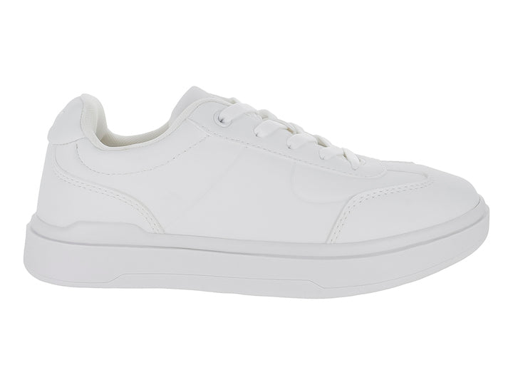 Tenis blancos de corte bajo con agujetas y suela plana.