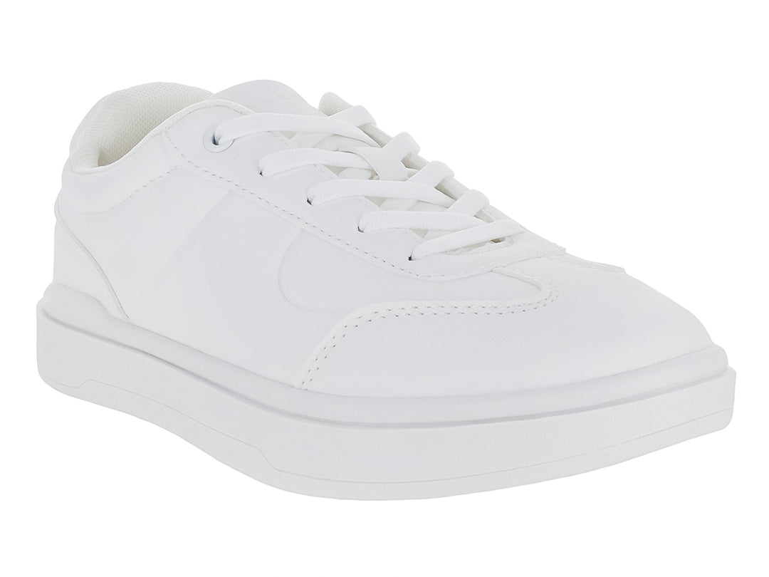 Tenis blancos de corte bajo con agujetas y suela plana.