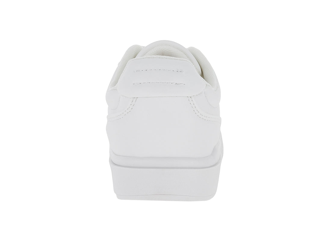 Tenis blancos de corte bajo con agujetas y suela plana.