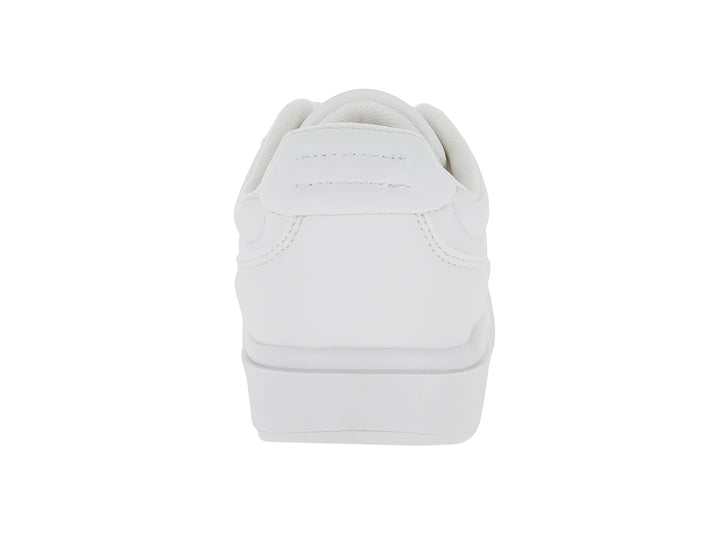 Tenis blancos de corte bajo con agujetas y suela plana.