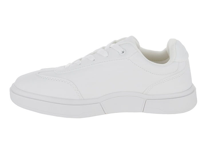 Tenis blancos de corte bajo con agujetas y suela plana.