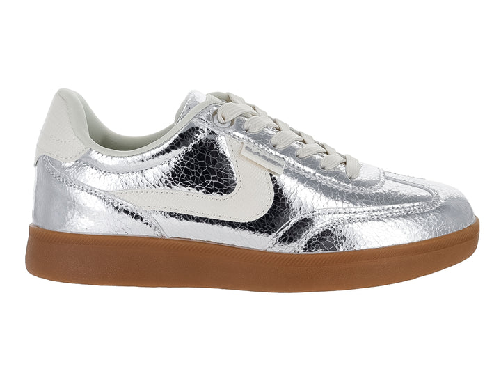 Tenis Clasben color plata con suela de goma café y detalles en blanco.
