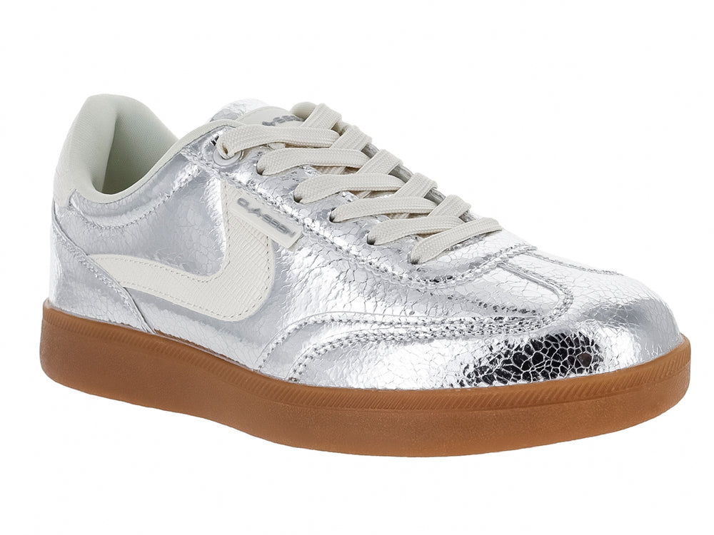 Tenis Clasben color plata con suela de goma café y detalles en blanco.