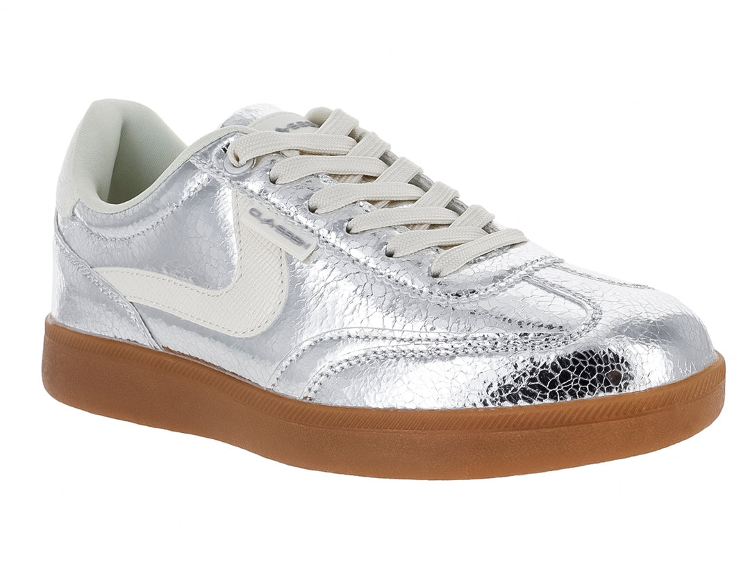 Tenis Clasben color plata con suela de goma café y detalles en blanco.