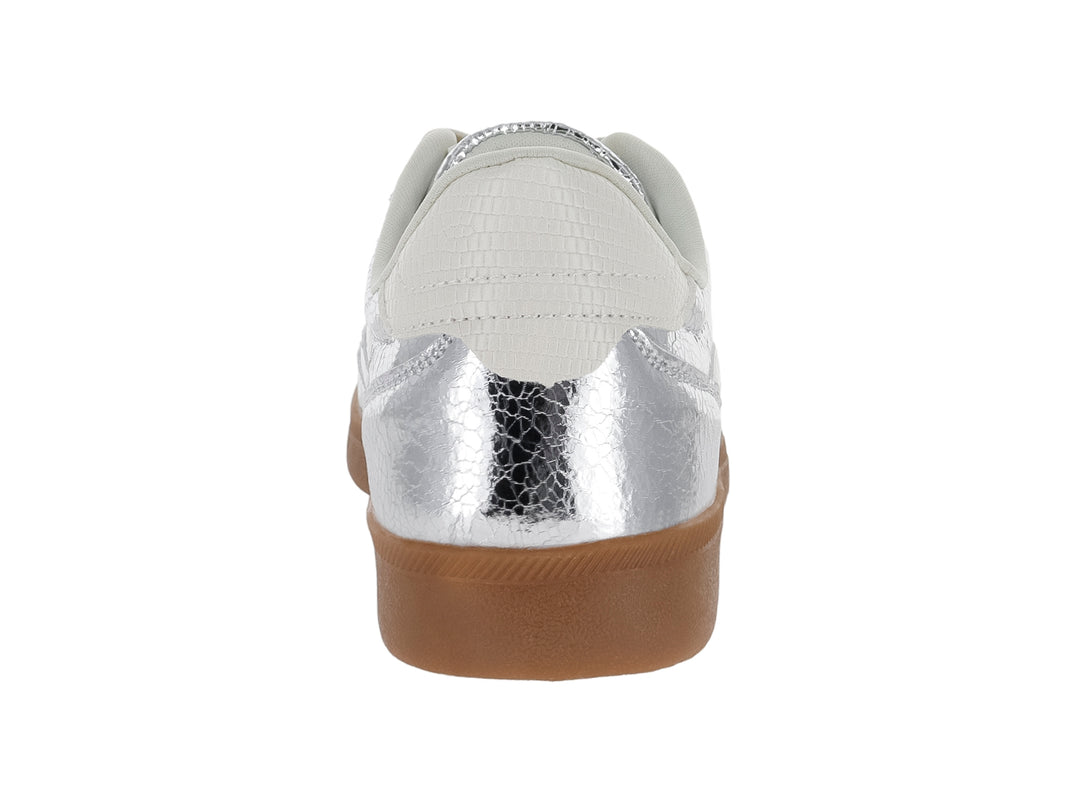 Tenis Clasben color plata con suela de goma café y detalles en blanco.
