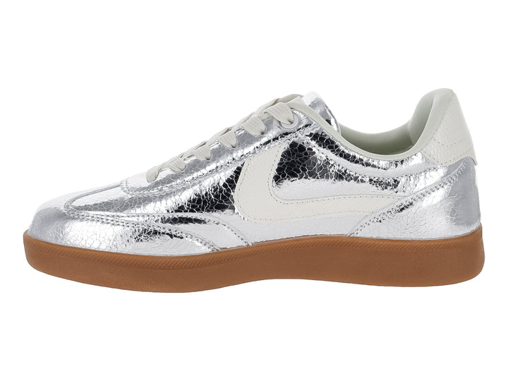 Tenis Clasben color plata con suela de goma café y detalles en blanco.