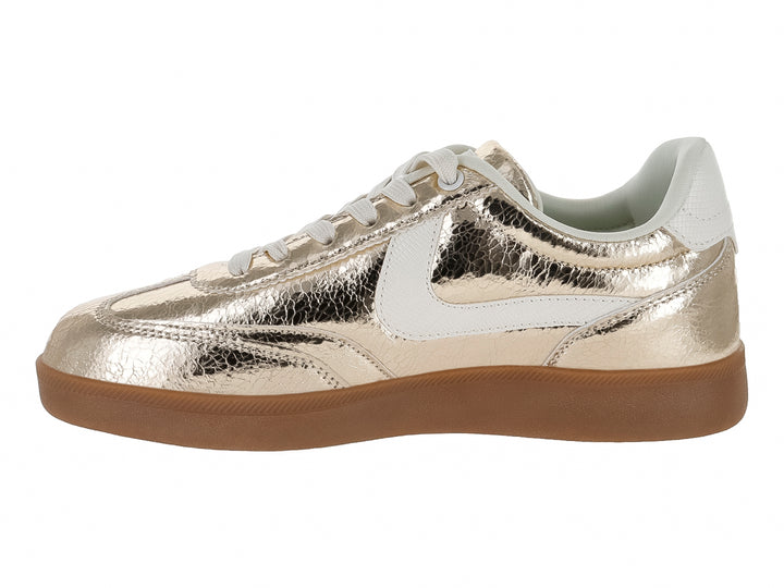 Tenis Clasben Altair en color oro metálico con detalles en blanco y suela café.