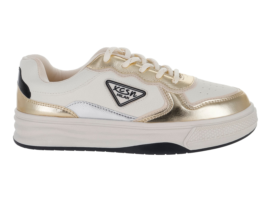 Tenis Clasben color crema con detalles en oro metálico y suela blanca.