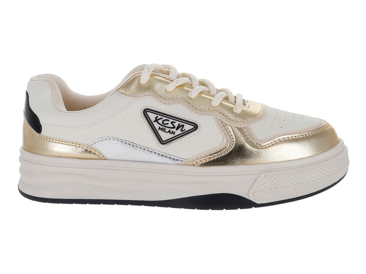 Tenis Clasben color crema con detalles en oro metálico y suela blanca.
