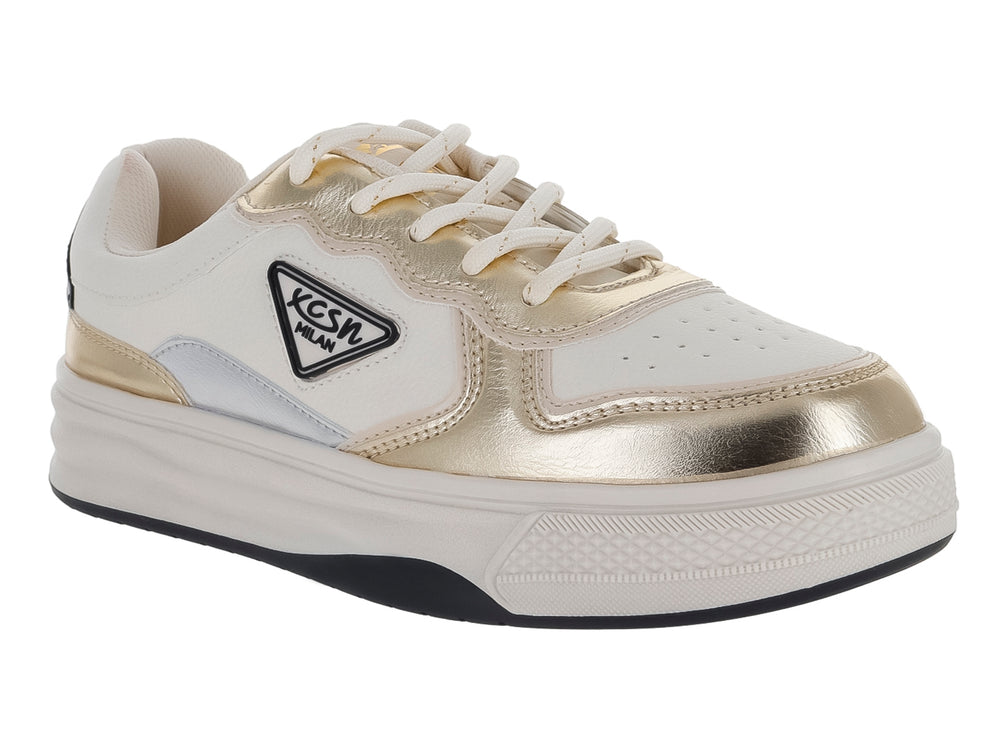 Tenis Clasben color crema con detalles en oro metálico y suela blanca.