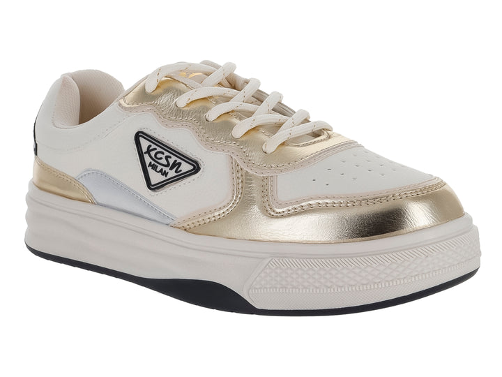 Tenis Clasben color crema con detalles en oro metálico y suela blanca.