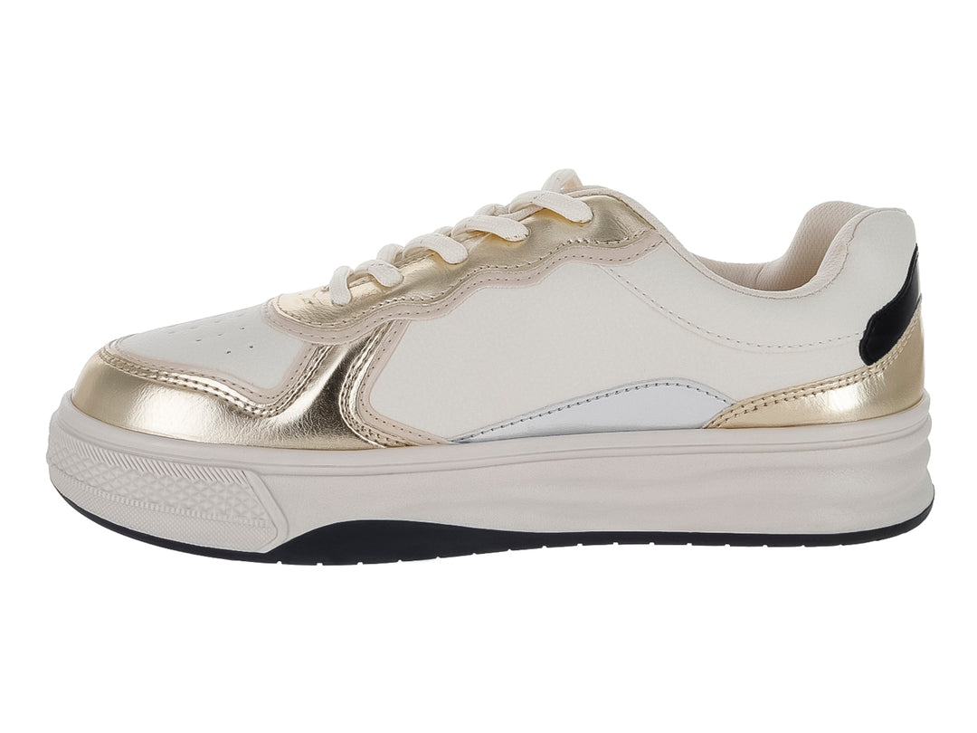 Tenis Clasben color crema con detalles en oro metálico y suela blanca.
