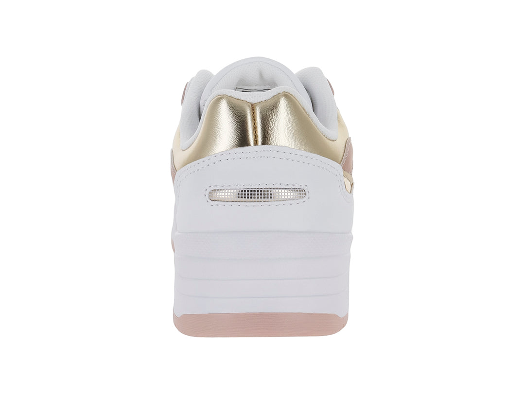 Tenis Clasben Mika color blanco con detalles en oro rosado y suela de plataforma blanca.