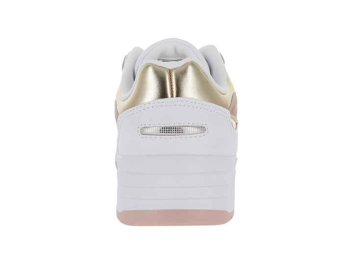 Tenis Clasben Mika color blanco con detalles en oro rosado y suela de plataforma blanca.