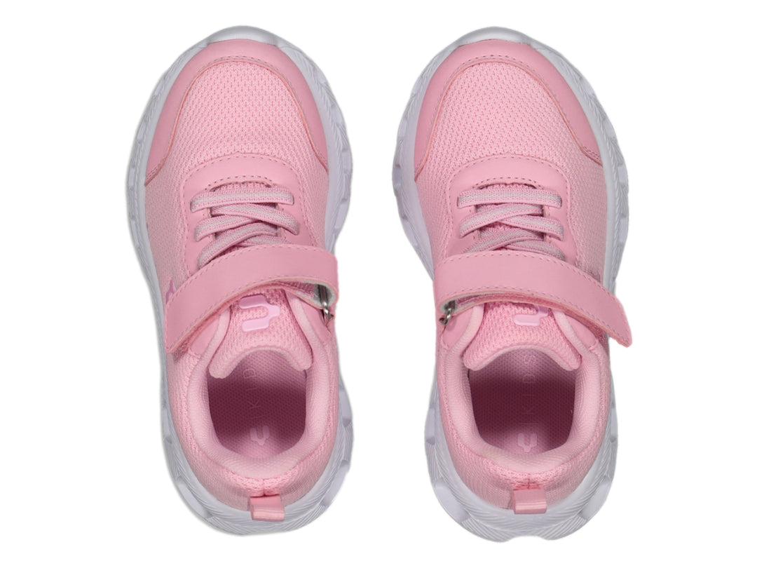 Tenis deportivos color rosa con suela blanca y cierre de cinta adhesiva.