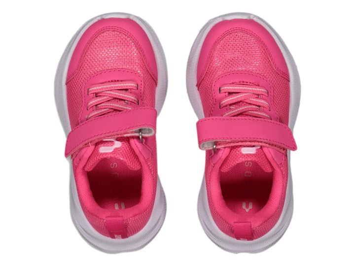 Tenis deportivos infantiles color rosa fucsia con suela blanca y cierre de velcro.